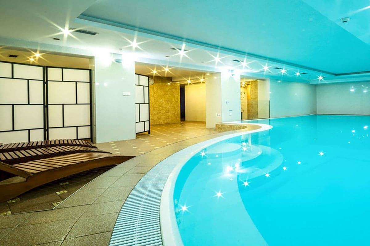 Vonkajšie a vnútorné mozaikové bazény pre hotel Altis