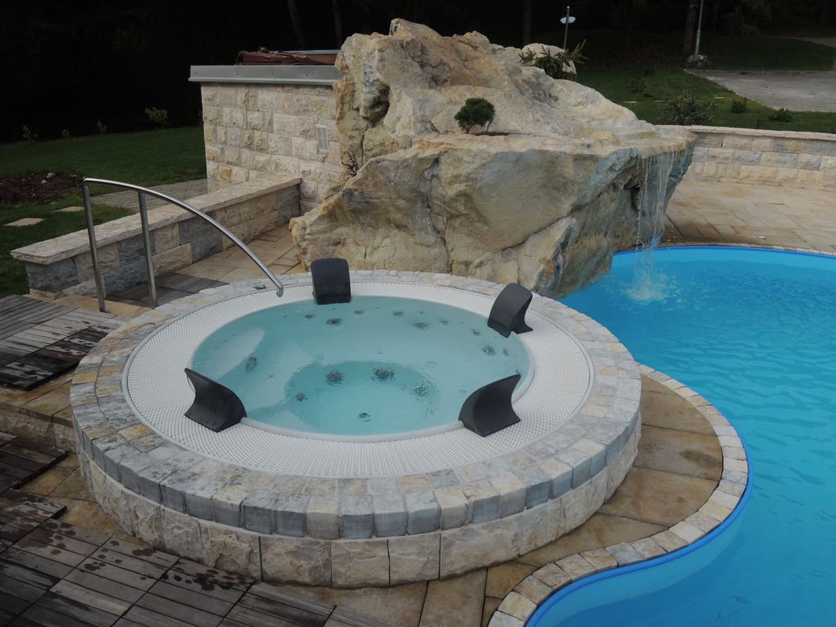 Vonkajšie výrivky s napnutou hladinou pre hotel Kaskády