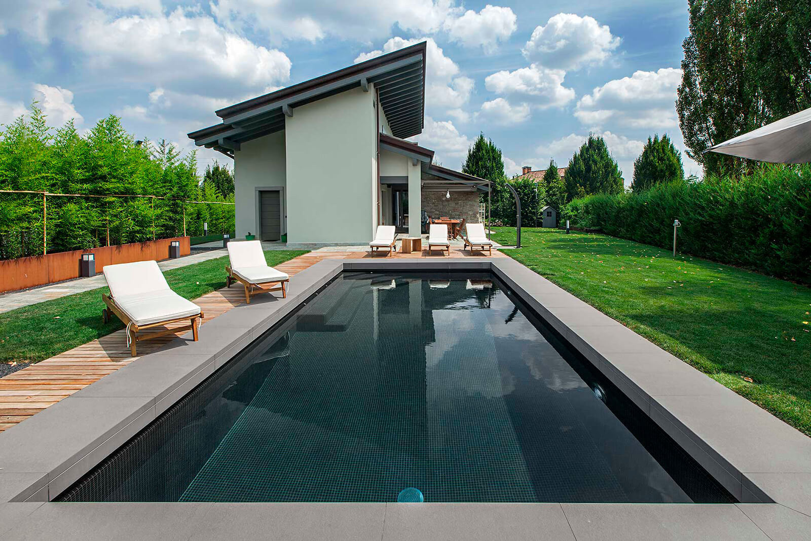 Obkladaný mozaikový bazén Ezarri MOSAIC BLACK