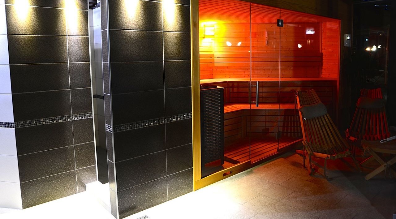Moderná drevená sauna v interiéri od Bazény Viking